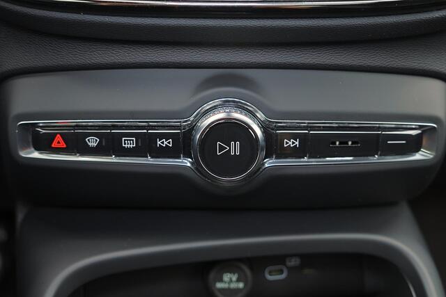 Volvo EX40 Extended Range Ultra 82 kWh - Panorama/schuifdak - IntelliSafe Assist & Surround - 360º Camera - Harman/Kardon audio - Adaptieve LED koplampen - Verwarmde voorstoelen, stuur & achterbank - Parkeersensoren voor & achter - Elektr. bedienb. voorstoelen met g