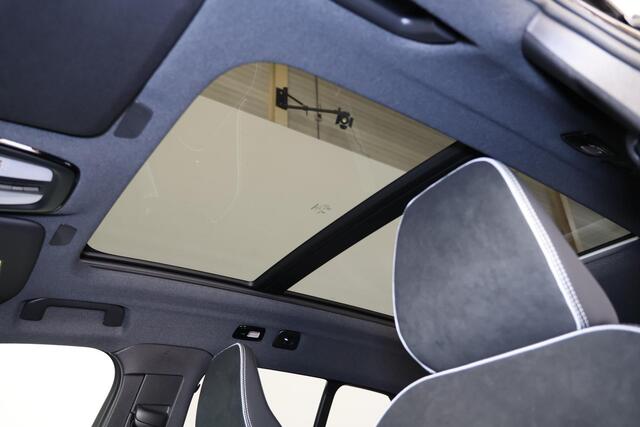 Volvo EX40 Performance Ultra Black Edition 82 kWh - Panorama/schuifdak - IntelliSafe Assist & Surround - 360º Camera - Harman/Kardon audio - Verwarmde voorstoelen, stuur & achterbank - Parkeersensoren voor & achter - Elektr. bedienb. voorstoelen met geheugen links -