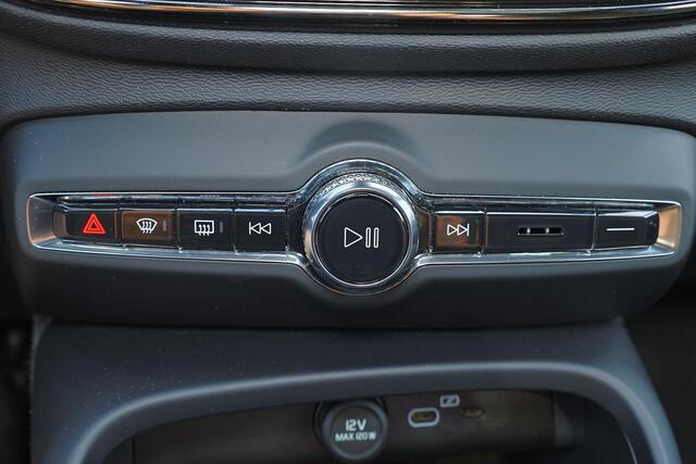 Volvo EX40 Performance Ultra Black Edition 82 kWh - Panorama/schuifdak - IntelliSafe Assist & Surround - 360º Camera - Harman/Kardon audio - Verwarmde voorstoelen, stuur & achterbank - Parkeersensoren voor & achter - Elektr. bedienb. voorstoelen met geheugen links -