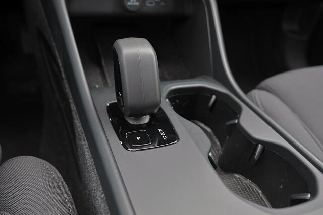 Volvo EX40 Extended Range Plus 82 kWh - IntelliSafe Assist & Surround - Harman/Kardon audio - Parkeercamera achter - Verwarmde voorstoelen & stuur - Parkeersensoren voor & achter - Draadloze tel. lader - Inklapbare trekhaak - 19' LMV