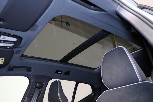 Volvo EX40 Single Motor Extended Range Ultra 82 kWh Panorama/schuifdak - IntelliSafe Assist & Surround - 360º Camera - Harman/Kardon audio - Verwarmde voorstoelen, stuur & achterbank - Parkeersensoren voor & achter - Elektr. bedienb. voorstoelen met geheugen links -
