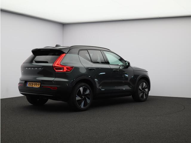 Volvo EX40 Single Motor Ext. Range Plus Europa 82 kWh / Forest Lake Metallic / Elektr. Verstelbare Stoelen / Stuur+Stoelverwarming / Harman Kardon / Dak Zwart /