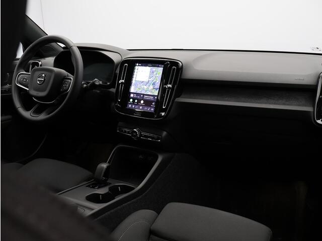 Volvo EX40 Single Motor Ext. Range Plus Europa 82 kWh / Forest Lake Metallic / Elektr. Verstelbare Stoelen / Stuur+Stoelverwarming / Harman Kardon / Dak Zwart /