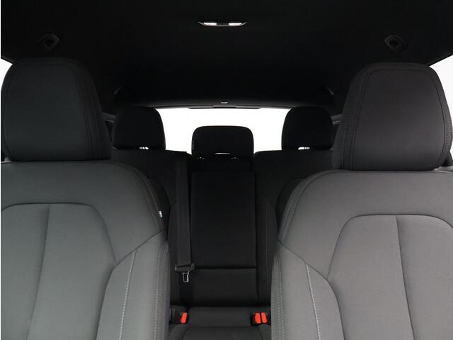 Volvo EX40 Single Motor Ext. Range Plus Europa 82 kWh / Forest Lake Metallic / Elektr. Verstelbare Stoelen / Stuur+Stoelverwarming / Harman Kardon / Dak Zwart /