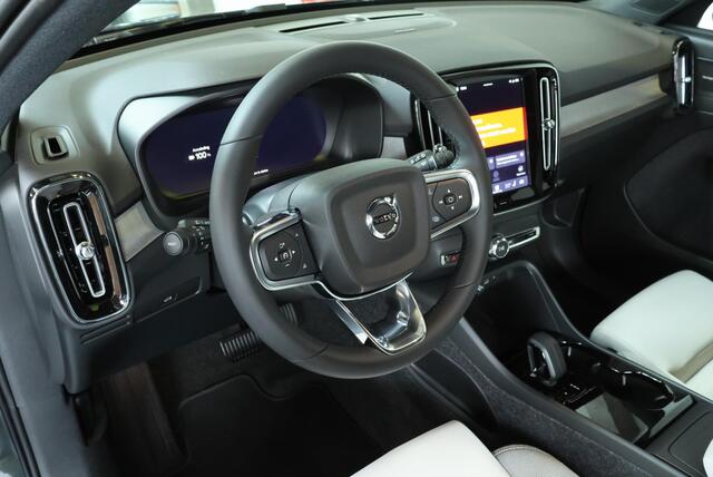 Volvo EX40 Single Motor Extended Range Ultra Europa 82 kWh | 20" Lichtmetalen Velgen | Extra Getint Glas Achter | Schuif/Kantel-Panoramadak | Elektrisch Verstelbare Voorstoelen | 360º Visual Park Camera |