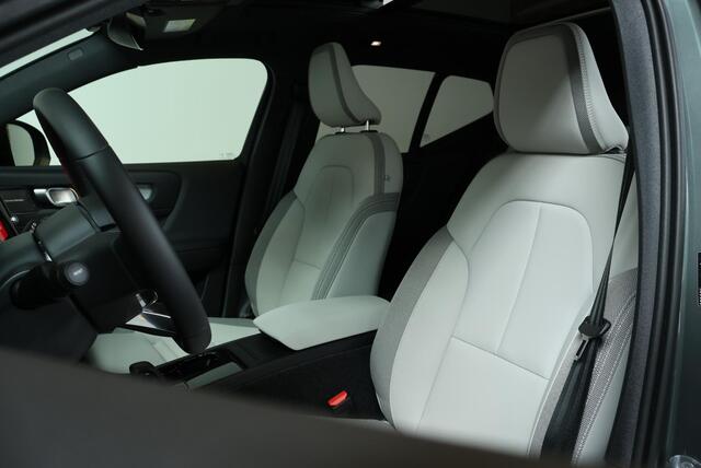 Volvo EX40 Single Motor Extended Range Ultra Europa 82 kWh | 20" Lichtmetalen Velgen | Extra Getint Glas Achter | Schuif/Kantel-Panoramadak | Elektrisch Verstelbare Voorstoelen | 360º Visual Park Camera |