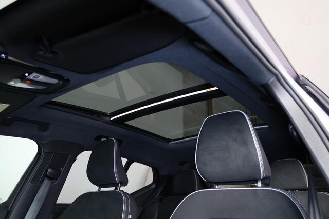 Volvo EX40 Twin Motor Performance Ultra Dark Edition 82 kWh - Panorama/schuifdak - IntelliSafe Assist & Surround - 360º Camera - Harman Kardon audio - Adaptieve LED koplampen - Verwarmde voorstoelen, stuur & achterbank - Parkeersensoren voor & achter - Elektr. bedie