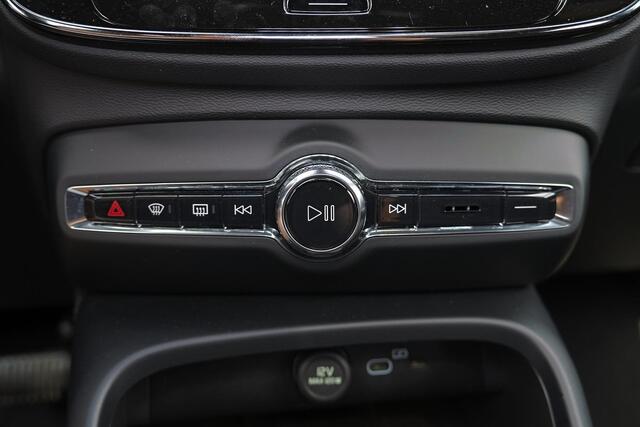Volvo EX40 Twin Motor Performance Ultra Dark Edition 82 kWh - Panorama/schuifdak - IntelliSafe Assist & Surround - 360º Camera - Harman Kardon audio - Adaptieve LED koplampen - Verwarmde voorstoelen, stuur & achterbank - Parkeersensoren voor & achter - Elektr. bedie