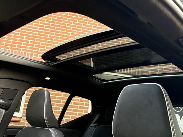 Volvo EX40 Extended Range Ultra Black Ed. 82 kWh PANO, TREKH. HarmanK.