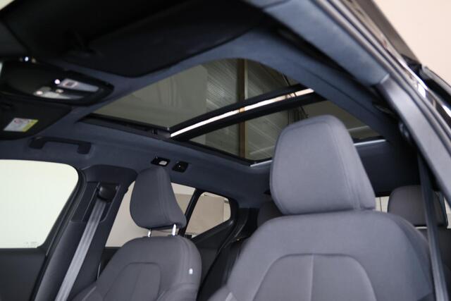 Volvo EX40 Performance Ultra Black Edition 82 kWh - Panorama/schuifdak - IntelliSafe Assist & Surround - 360º Camera - Harman/Kardon audio - Verwarmde voorstoelen, stuur & achterbank - Parkeersensoren voor & achter - Elektr. bedienb. voorstoelen met geheugen links -