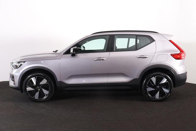Volvo EX40 Single Motor Extended Range Plus 82 kWh - IntelliSafe Assist & Surround - Verwarmde voorstoelen, stuur & achterbank - Harman Kardon Audio - Parkeersensoren voor & achter - Draadloze tel. lader - Warmtepomp - Inklapbare trekhaak - 19' LMV