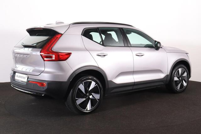 Volvo EX40 Single Motor Extended Range Plus 82 kWh - IntelliSafe Assist & Surround - Verwarmde voorstoelen, stuur & achterbank - Harman Kardon Audio - Parkeersensoren voor & achter - Draadloze tel. lader - Warmtepomp - Inklapbare trekhaak - 19' LMV