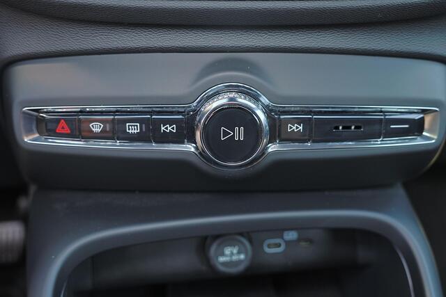 Volvo EX40 Single Motor Extended Range Plus 82 kWh - IntelliSafe Assist & Surround - Verwarmde voorstoelen, stuur & achterbank - Harman Kardon Audio - Parkeersensoren voor & achter - Draadloze tel. lader - Warmtepomp - Inklapbare trekhaak - 19' LMV