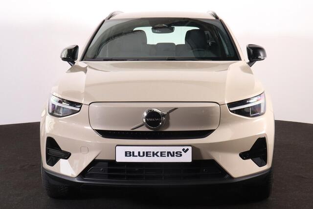 Volvo EX40 Extended Range Plus 82 kWh - IntelliSafe Assist & Surround - Harman/Kardon audio - Parkeercamera achter - Verwarmde voorstoelen & stuur - Parkeersensoren voor & achter - Draadloze tel. lader - Warmtepomp - Inklapbare trekhaak - 19' LMV