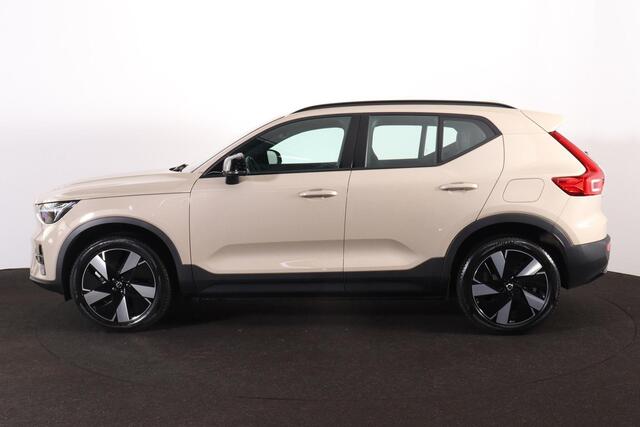 Volvo EX40 Extended Range Plus 82 kWh - IntelliSafe Assist & Surround - Harman/Kardon audio - Parkeercamera achter - Verwarmde voorstoelen & stuur - Parkeersensoren voor & achter - Draadloze tel. lader - Warmtepomp - Inklapbare trekhaak - 19' LMV