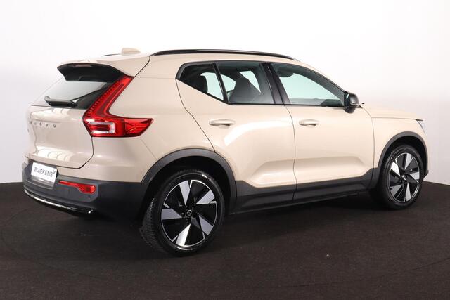 Volvo EX40 Extended Range Plus 82 kWh - IntelliSafe Assist & Surround - Harman/Kardon audio - Parkeercamera achter - Verwarmde voorstoelen & stuur - Parkeersensoren voor & achter - Draadloze tel. lader - Warmtepomp - Inklapbare trekhaak - 19' LMV