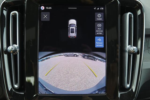 Volvo EX40 Extended Range Plus 82 kWh - IntelliSafe Assist & Surround - Harman/Kardon audio - Parkeercamera achter - Verwarmde voorstoelen & stuur - Parkeersensoren voor & achter - Draadloze tel. lader - Warmtepomp - Inklapbare trekhaak - 19' LMV