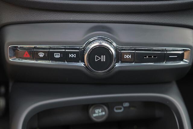 Volvo EX40 Extended Range Plus 82 kWh - IntelliSafe Assist & Surround - Harman/Kardon audio - Parkeercamera achter - Verwarmde voorstoelen & stuur - Parkeersensoren voor & achter - Draadloze tel. lader - Warmtepomp - Inklapbare trekhaak - 19' LMV