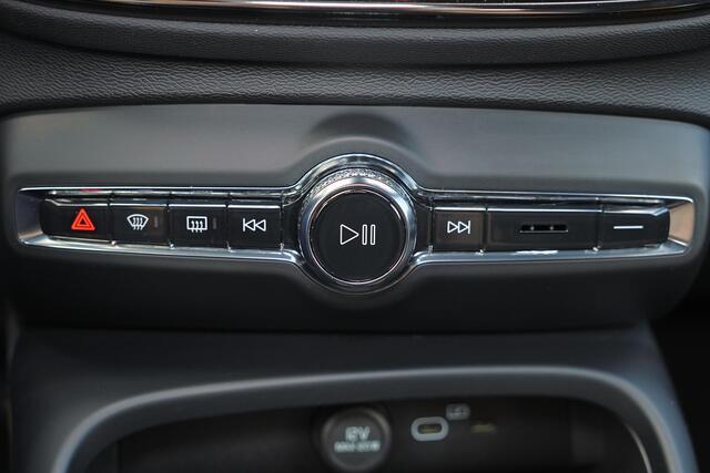 Volvo EX40 Extended Range Ultra Black Ed. 82 kWh - Panorama/schuifdak - IntelliSafe Assist & Surround - 360º Camera - Harman/Kardon audio - Adaptieve LED koplampen - Verwarmde voorstoelen & stuur - Parkeersensoren voor & achter - Elektr. bedienb. voorstoelen met geh