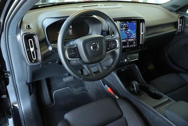 Volvo EX40 Single Motor Extended Range Plus 82 kWh | Trekhaak | Verwarmbare voorstoelen en stuurwiel | Premium audio by Harman Kardon | Adaptieve cruise control | Warmtepomp | Apple carplay/Android auto