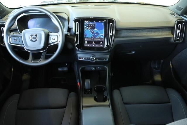 Volvo EX40 Single Motor Extended Range Plus 82 kWh | Trekhaak | Verwarmbare voorstoelen en stuurwiel | Premium audio by Harman Kardon | Adaptieve cruise control | Warmtepomp | Apple carplay/Android auto