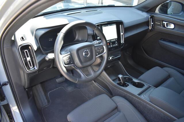 Volvo EX40 Single Motor Extended Range Plus 82 kWh | Trekhaak | Verwarmbare voorstoelen en stuurwiel | Warmtepomp | Premium audio by Harman Kardon | Apple carplay/Android auto | Keyless