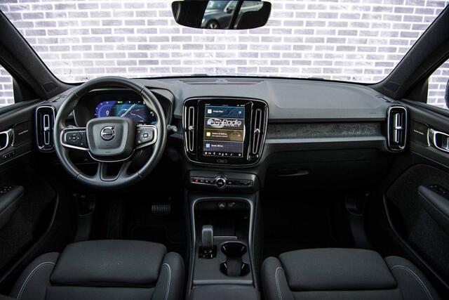 Volvo EX40 Single Motor Extended Range Plus Black Ed. 82 kWh | Warmtepomp | Pixel LED Koplampen | Harman Kardon Audio | 360 Graden Camera | Navigatie Google Maps | Cruise Control Adaptief | BLIS | Stoelverwarming | Lichtmetalen Velgen 20 inch