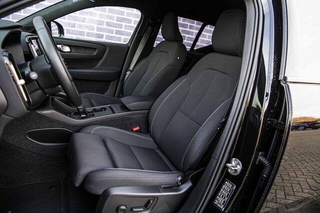 Volvo EX40 Single Motor Extended Range Plus Black Ed. 82 kWh | Warmtepomp | Pixel LED Koplampen | Harman Kardon Audio | 360 Graden Camera | Navigatie Google Maps | Cruise Control Adaptief | BLIS | Stoelverwarming | Lichtmetalen Velgen 20 inch