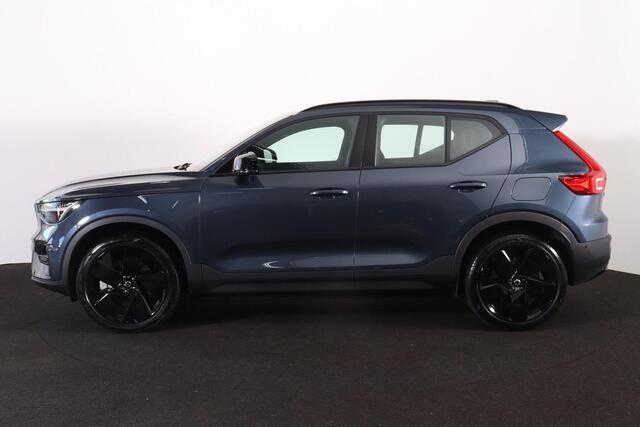 Volvo EX40 Single Motor Extended Range Plus Black Ed. 82 kWh - IntelliSafe Assist & Surround - 360º Camera - Harman/Kardon audio - Verwarmde voorstoelen, stuur & achterbank - Parkeersensoren voor & achter - Elektr. bedienb. voorstoelen met geheugen links - Draadloze tel. lader - Warmtepomp - 20' LMV
