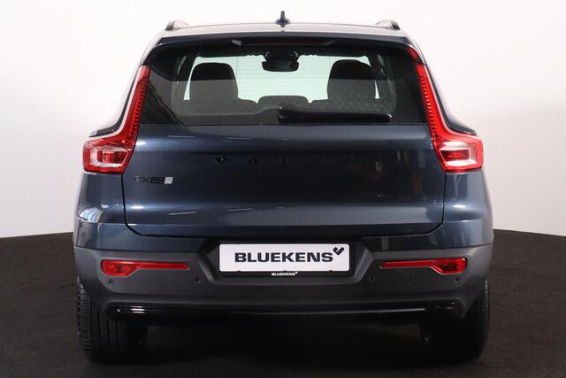 Volvo EX40 Single Motor Extended Range Plus Black Ed. 82 kWh - IntelliSafe Assist & Surround - 360º Camera - Harman/Kardon audio - Verwarmde voorstoelen, stuur & achterbank - Parkeersensoren voor & achter - Elektr. bedienb. voorstoelen met geheugen links - Draadloze tel. lader - Warmtepomp - 20' LMV