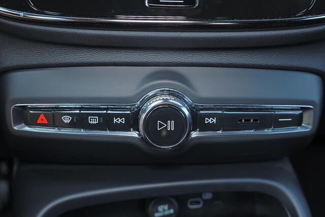 Volvo EX40 Single Motor Extended Range Plus Black Ed. 82 kWh - IntelliSafe Assist & Surround - 360º Camera - Harman/Kardon audio - Verwarmde voorstoelen, stuur & achterbank - Parkeersensoren voor & achter - Elektr. bedienb. voorstoelen met geheugen links - Draadloze tel. lader - Warmtepomp - 20' LMV