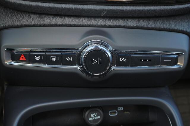Volvo EX40 Extended Range Ultra 82 kWh - Panorama/schuifdak - IntelliSafe Assist & Surround - 360º Camera - Harman/Kardon audio - Verwarmde voorstoelen, stuur & achterbank - Parkeersensoren voor & achter - Elektr. bedienb. voorstoelen met geheugen links - Draadloze tel. lader - Warmtepomp - Extra getint glas - 19' LMV