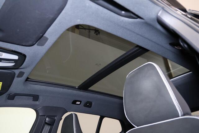 Volvo EX40 Performance Ultra 82 kWh - Panorama/schuifdak - IntelliSafe Assist & Surround - 360º Camera - Harman/Kardon audio - Verwarmde voorstoelen, stuur & achterbank - Parkeersensoren voor & achter - Elektr. bedienb. voorstoelen met geheugen links - Draadloze tel. lader - Warmtepomp - Extra getint glas - Inklapbare trekhaak - 20' LMV