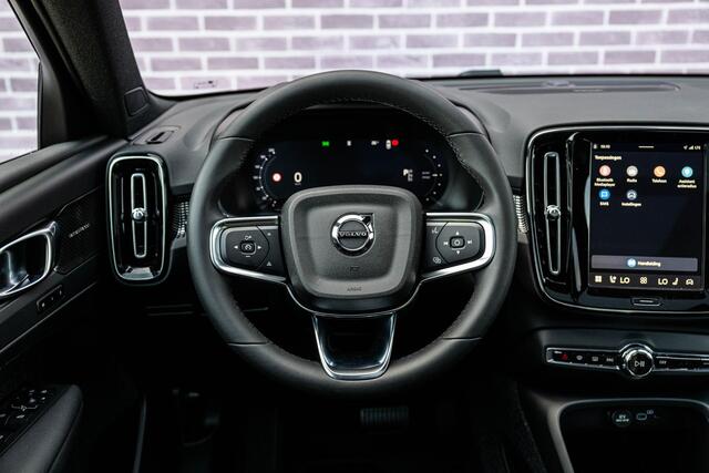Volvo EX40 Single Motor Ext. Range Ultra Black Edition | Europa | Harman Kardon audio | 20" | Schuif-/kanteldak | Getint Glas | Elektrische stoelverstelling | Nubuck bekleding | Adaptive Cruise Control | Dodehoekdetectie |