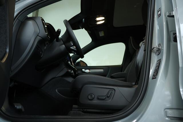 Volvo EX40 Single Motor Extended Range Ultra Black Edition Europa | Schuif/Kantel-Panoramadak | 360º Visual Park Camera | Harman Kardon Premium Audio | Elektrisch Verstelbare Voorstoelen met Geheugen |