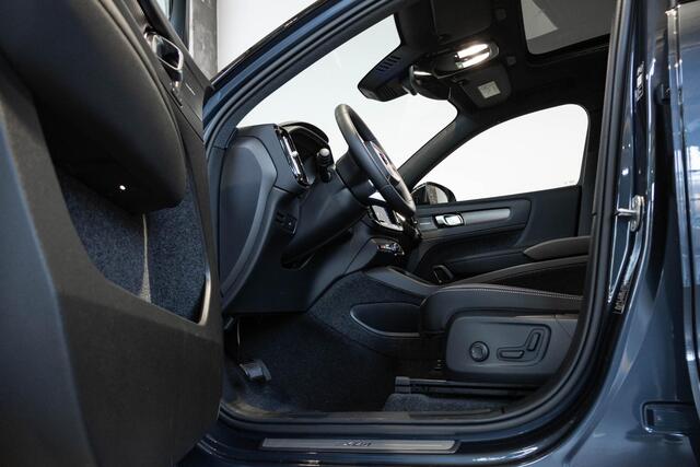 Volvo EX40 Single Motor Extended Range Ultra Black Edition | Schuif/Kantel-Panoramadak | 360º Visual Park Camera | Elektrisch Verstelbare Voorstoelen | Stoel/Stuurverwarming |