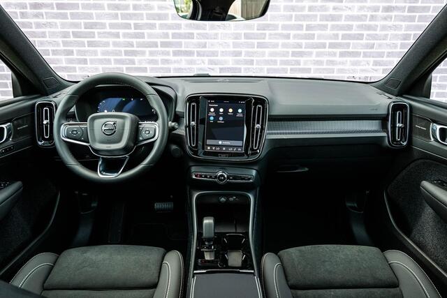 Volvo EX40 Single Motor Extended Range Ultra Black Edition 82 kWh | Europa | Harman Kardon audio | 20" | Schuif-/kanteldak | Getint Glas | Elektrische stoelverstelling | Nubuck bekleding | Adaptive Cruise Control | Dodehoekdetectie |