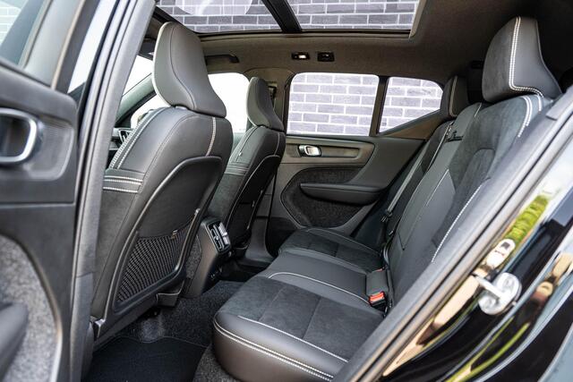 Volvo EX40 Single Motor Extended Range Ultra Black Edition 82 kWh | Europa | Harman Kardon audio | 20" | Schuif-/kanteldak | Getint Glas | Elektrische stoelverstelling | Nubuck bekleding | Adaptive Cruise Control | Dodehoekdetectie |