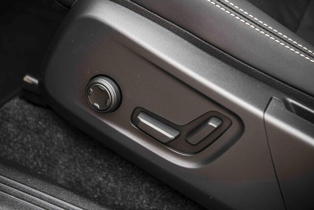 Volvo EX40 Single Motor Extended Range Ultra Black Edition | Europa | Harman Kardon audio | 20" wielen | Schuif-/kanteldak | Getint Glas | Elektrische stoelverstelling | Nubuck bekleding | Adaptive Cruise Control | Dodehoekdetectie |