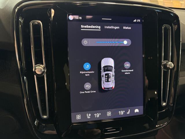 Volvo EX40 Single Motor Extended Range Plus 82 kWh Elektr. stoelverstelling / Harman Kardon Audio / Trekhaak/ Keyless Drive / Stoel- en stuurverw. / Adapt. Cruise / BLIS