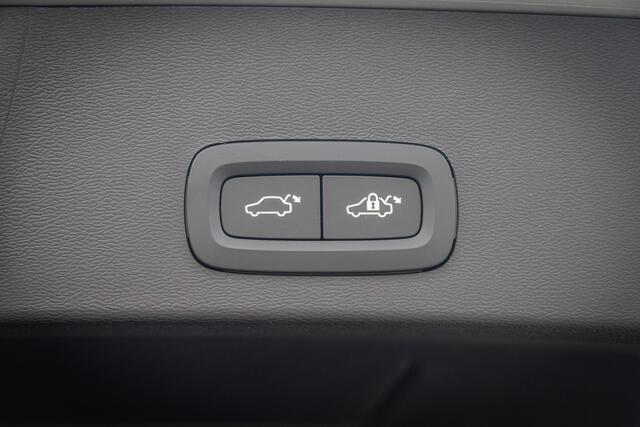 Volvo EX40 Single Motor Ext. Range Ultra Black Edition | Europa | Harman Kardon audio | 20" | Schuif-/kanteldak | Getint Glas | Elektrische stoelverstelling | Nubuck bekleding | Adaptive Cruise Control | Dodehoekdetectie |