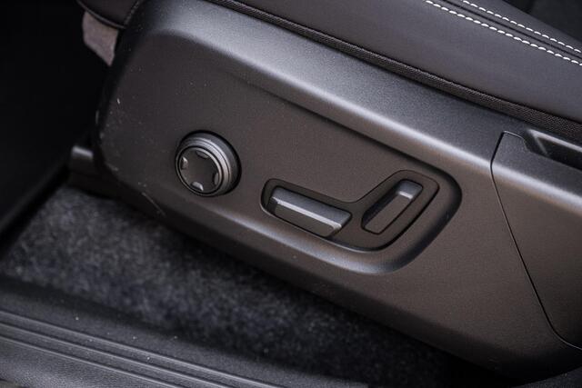 Volvo EX40 Single Motor Extended Range Ultra Europa 82 kWh Black Edition | Getint glas | Nubuck | Panoramadak | Harman/Kardon | Stoelverwarming voor + achter | Keyless | 20" Velgen |