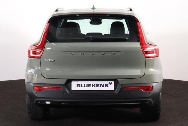 Volvo EX40 Extended Range Plus 82 kWh - IntelliSafe Assist & Surround - Parkeercamera achter - Verwarmde voorstoelen & stuur - Parkeersensoren voor & achter - Draadloze tel. lader - Inklapbare trekhaak - 19' LMV