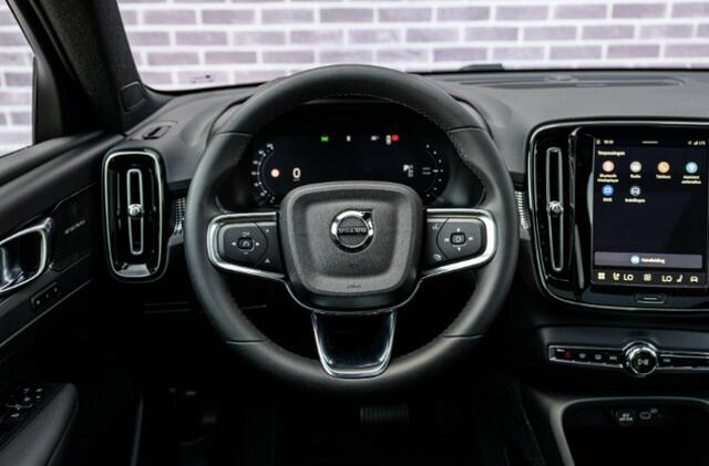 Volvo EX40 Single Motor Extended Range Ultra Black Edition Europa | Google | Long Range | Harman Kardon Audio | 20" Lichtmetalen Velgen | Panoramadak | Getint Glas | Elektrische Stoelverstelling | Nubuck Bekleding | Adaptive Cruise Control | Dodehoekdetectie | 360 Camera | Zitverlenging | Elek. Achterklep | Keyless