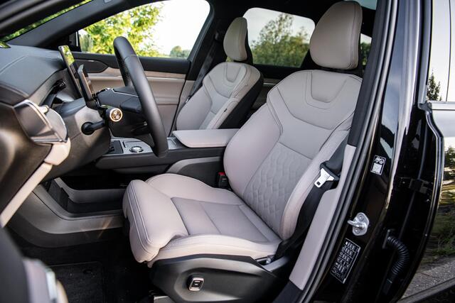 Volvo EX90 Twin Motor Ultra | 22'' Vossen Wheels | 7-Zits | Google | Long Range | AWD | Pano Dak | Luchtvering | Head-Up Display | Massage | Climate Pack | Bose Audio | Pilot Assist | Trekhaak | 360 Camera | Zitverlenging | Getint Glas