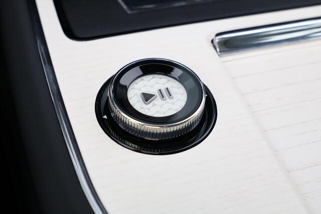 Volvo EX90 Twin Motor Performance Ultra 7p. 111 kWh - Luchtvering - Pilot Assist Pack - Panoramadak - IntelliSafe Assist & Surround - 360º Camera - Bowers & Wilkins audio - Verwarmde voorstoelen, stuur & achterbank - Parkeersensoren voor & achter - Head up display -