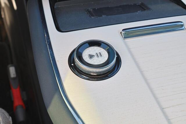 Volvo EX90 Performance Ultra 111 kWh - Luchtvering - Panoramadak - IntelliSafe Assist & Surround - 360º Camera - Bose Audio - Verwarmde voorstoelen, stuur & achterbank - Head up display - Extra getint glas - Elektr. inklapbare trekhaak - 22' LMV