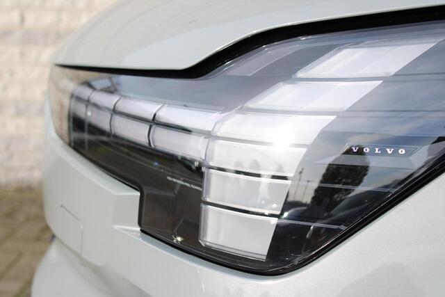 Volvo EX90 Twin Motor Performance Ultra 7p. 111 kWh | Panoramadak | Semi elektrische trekhaak | Luchtvering | Voorstoelen verwarmbaar met massagefunctie | Verwarmbaar stuurwiel | Verwarmbare achterbank | Adaptieve Cruise Control | Alarmklasse 3 | Visual Park Assist