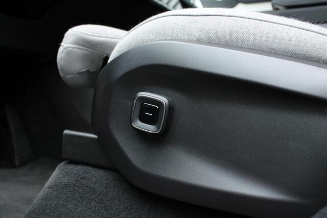 Volvo EX90 Twin Motor Performance Ultra 7p. 111 kWh | Panoramadak | Semi elektrische trekhaak | Luchtvering | Voorstoelen verwarmbaar met massagefunctie | Verwarmbaar stuurwiel | Verwarmbare achterbank | Adaptieve Cruise Control | Alarmklasse 3 | Visual Park Assist