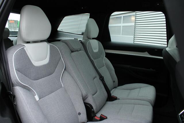 Volvo EX90 Twin Motor Performance Ultra 7p. 111 kWh | Panoramadak | Semi elektrische trekhaak | Luchtvering | Voorstoelen verwarmbaar met massagefunctie | Verwarmbaar stuurwiel | Verwarmbare achterbank | Adaptieve Cruise Control | Alarmklasse 3 | Visual Park Assist